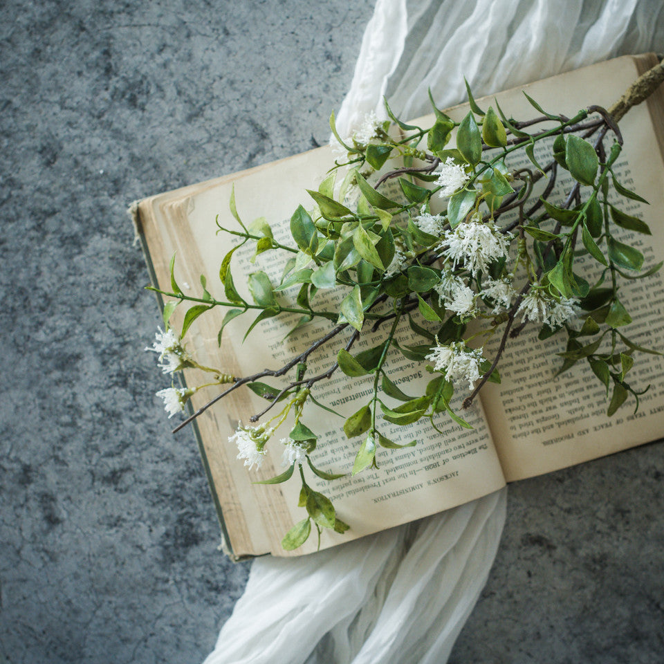 IVY & TEA LEAF W/ WHITE FLOWERS SPRAY